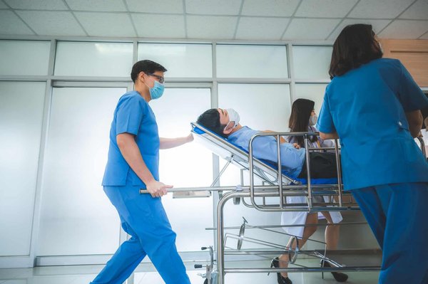 En première ligne : Les professionnels des urgences médicales en Bretagne